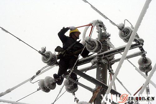 贵州遭遇特大冰灾 7县供电中断