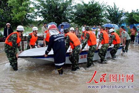 福州大学3000师生被洪水围困 消防官兵急救(图)