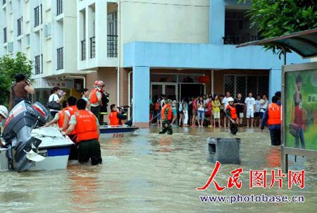 福州大学3000师生被洪水围困 消防官兵急救(图)